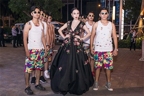 sao viet hiem ai vuot mat duoc angela phuong trinh ve cac chieu tro tren tham do - 2