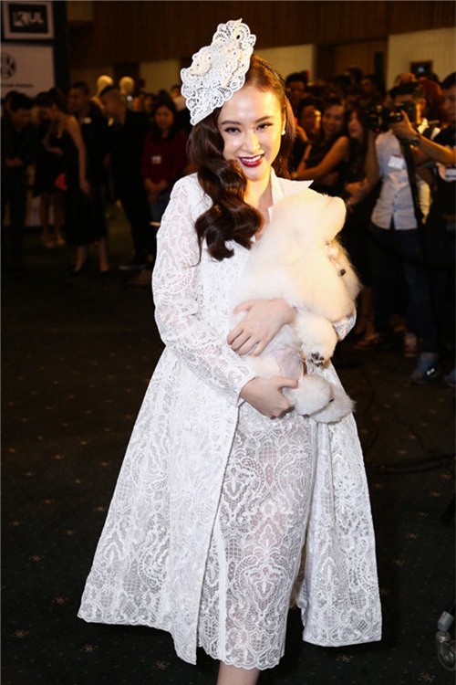 sao viet hiem ai vuot mat duoc angela phuong trinh ve cac chieu tro tren tham do - 3