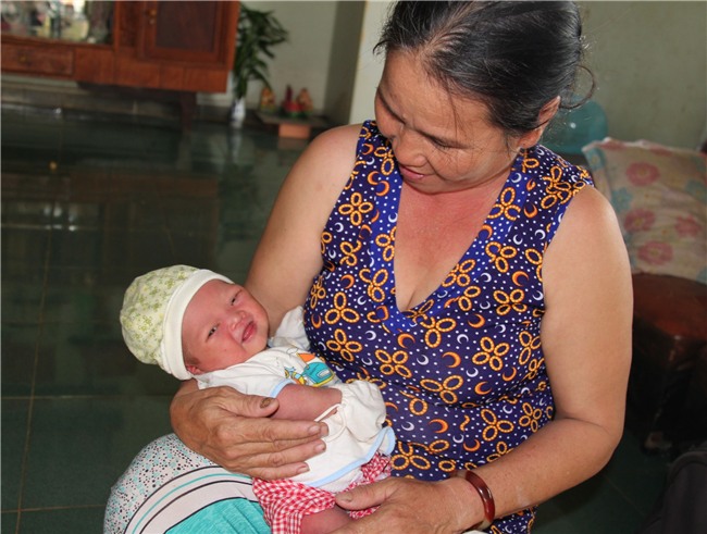 Bé trai sơ sinh hiện đang được giao cho gia đình bà Lê Thị Tâm nuôi dưỡng.