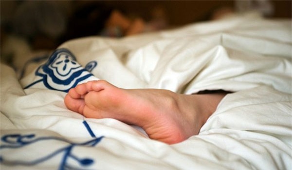 Image result for thò chân ra ngoài chăn