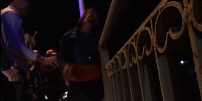 Bị chồng say đánh chảy máu mũi, vợ tính nước nhảy cầu, con trai khóc lóc ôm chân mẹ - Ảnh 2.