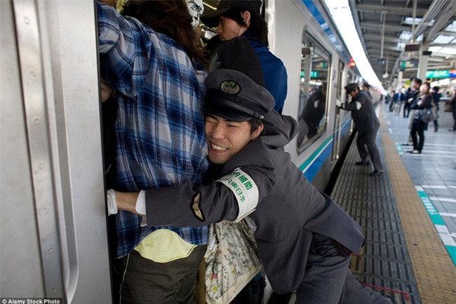 Để đi làm đúng giờ, người Nhật sẵn sàng chờ để được nhồi nhét lên tàu điện ngầm như thế này - Ảnh 3.
