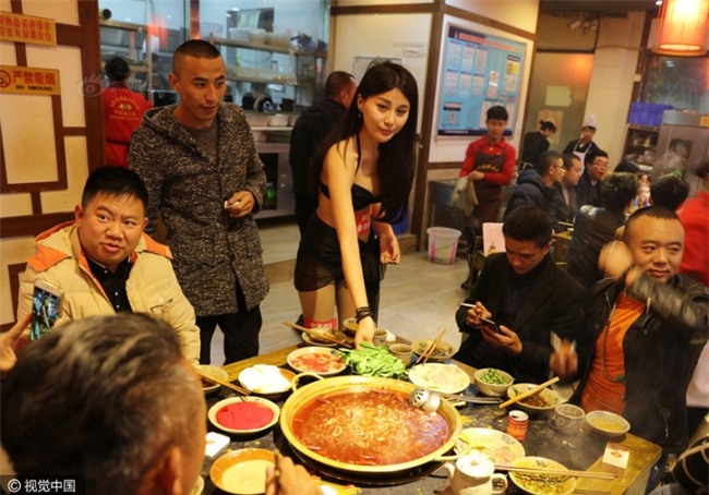 Nhà hàng lẩu gây chú ý khi dùng người mẫu mặc bikini tiếp đồ ăn cho khách giữa ngày đông giá rét - Ảnh 6.