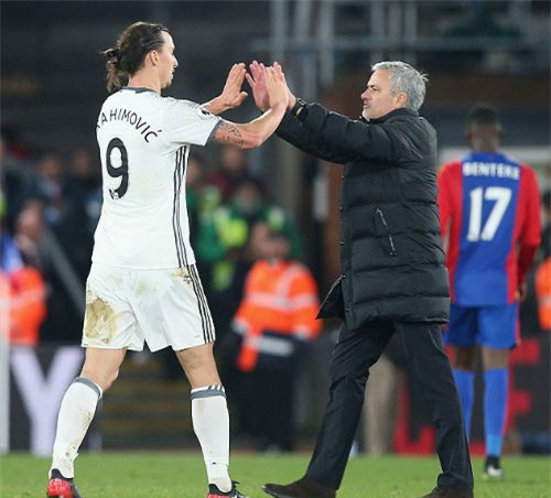 MU: Ibra 35 tuổi khỏe vô địch nhờ… nghe nhạc lạ - Ảnh 1.