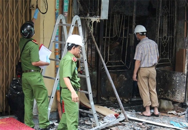 Bat luc nhin ca gia dinh chet chay trong quan ca phe Sai Gon hinh anh 2