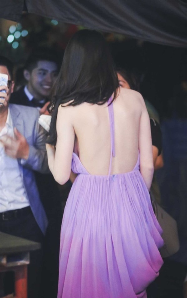 sao viet tra tan thi giac nguoi ham mo voi nhung chiec vay "ho nguoc ho xuoi" - 3