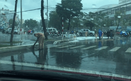 Hành động lạ của CSGT giữa trời mua tầm tã khiến nhiều người suy ngẫm