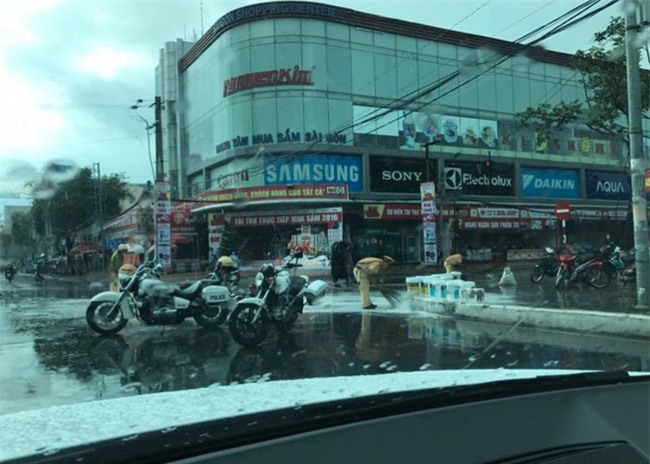 Hành động lạ của CSGT giữa trời mua tầm tã khiến nhiều người suy ngẫm - Ảnh 2.