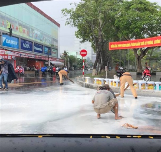 Hành động lạ của CSGT giữa trời mua tầm tã khiến nhiều người suy ngẫm - Ảnh 3.