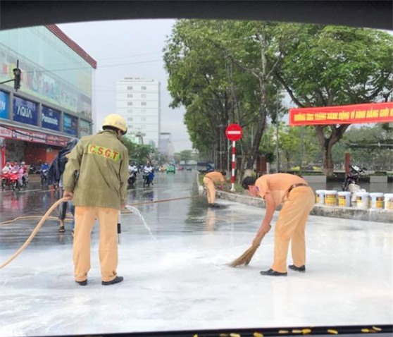 Hành động lạ của CSGT giữa trời mua tầm tã khiến nhiều người suy ngẫm - Ảnh 4.