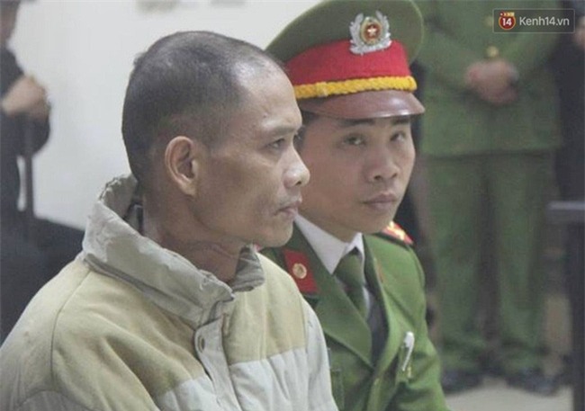 Bị tuyên án tử, kẻ sát hại 4 bà cháu quay về phía người nhà nạn nhân cười gây nên cảnh hỗn loạn - Ảnh 1.