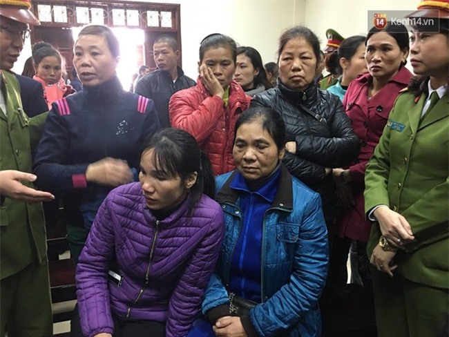 Bị tuyên án tử, kẻ sát hại 4 bà cháu quay về phía người nhà nạn nhân cười gây nên cảnh hỗn loạn - Ảnh 2.