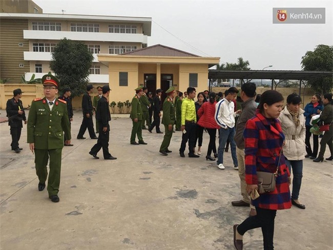 Bị tuyên án tử, kẻ sát hại 4 bà cháu quay về phía người nhà nạn nhân cười gây nên cảnh hỗn loạn - Ảnh 4.