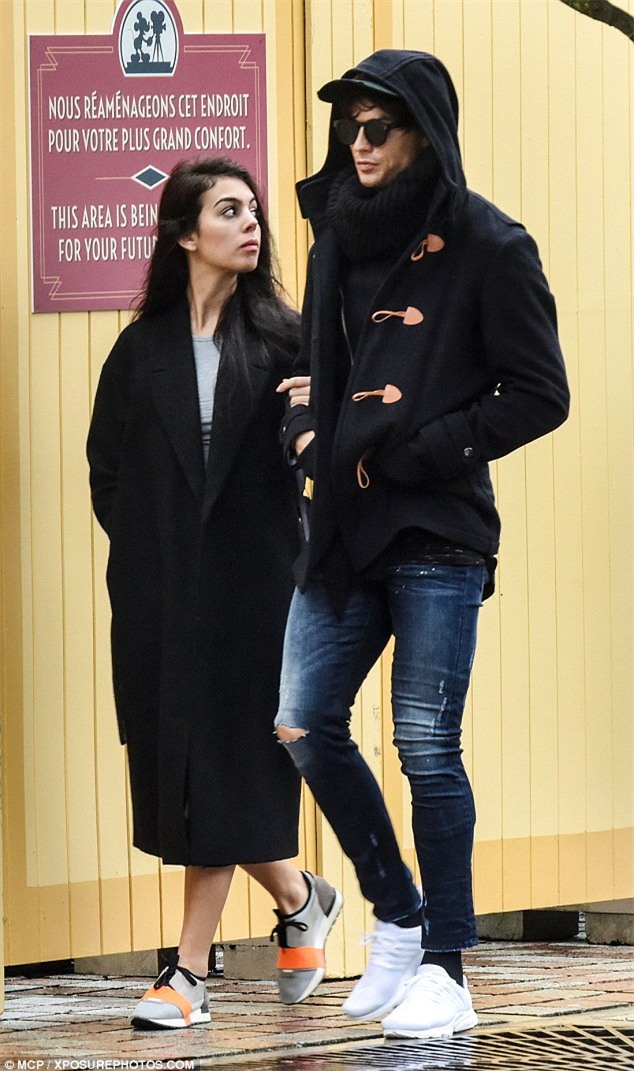 Bạn gái mới khoe đôi chân thon dài khi đi ăn tối cùng Ronaldo - Ảnh 5.