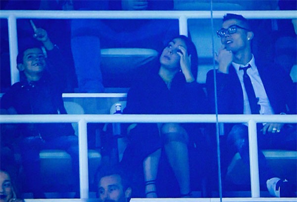 Bạn gái mới khoe đôi chân thon dài khi đi ăn tối cùng Ronaldo - Ảnh 6.