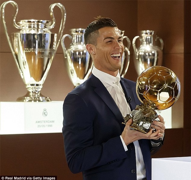 Bạn gái mới khoe đôi chân thon dài khi đi ăn tối cùng Ronaldo - Ảnh 8.