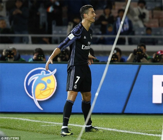 Bạn gái mới khoe đôi chân thon dài khi đi ăn tối cùng Ronaldo - Ảnh 9.