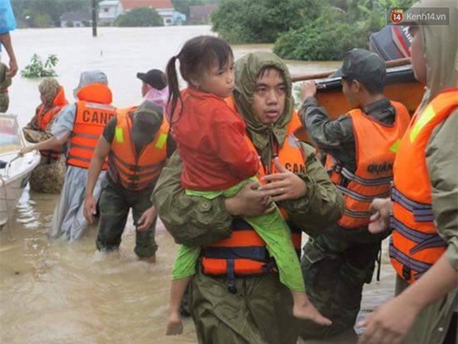 Clip: Nước lũ chảy xiết kinh hoàng ở Bình Định, em bé nằm võng giữa dòng lũ - Ảnh 11.