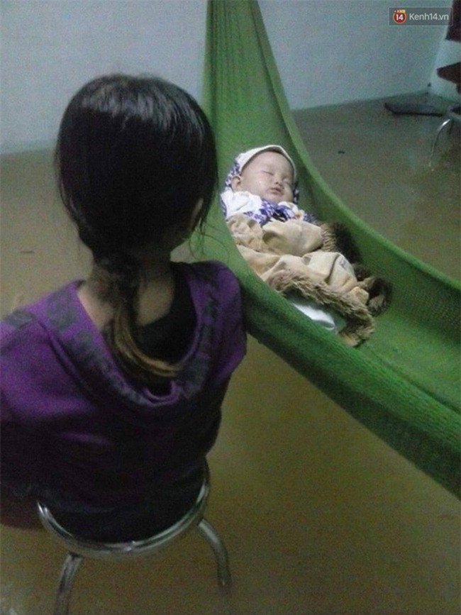 Clip: Nước lũ chảy xiết kinh hoàng ở Bình Định, em bé nằm võng giữa dòng lũ - Ảnh 9.
