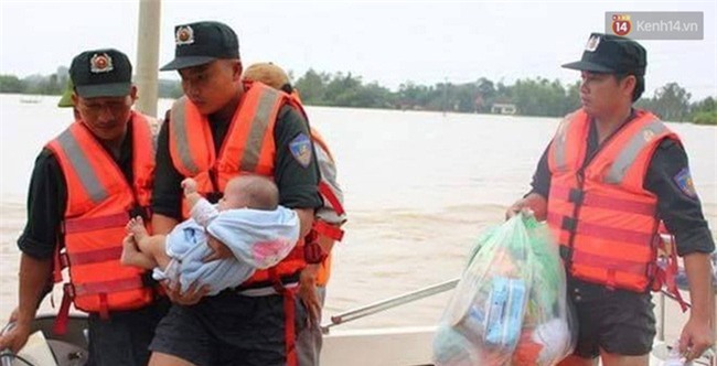 Clip: Nước lũ chảy xiết kinh hoàng ở Bình Định, em bé nằm võng giữa dòng lũ - Ảnh 10.