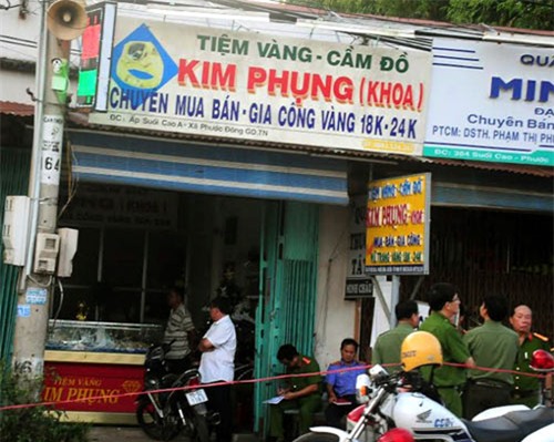 Bịt mặt, nổ súng cướp tiệm vàng rúng động Tây Ninh - 1