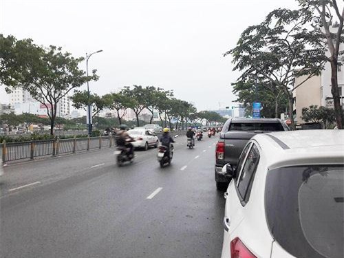 Hy hữu người phụ nữ được trả lại túi xách sau 2 giờ bị cướp: Trả nè, đầy đủ nhé - Ảnh 1.