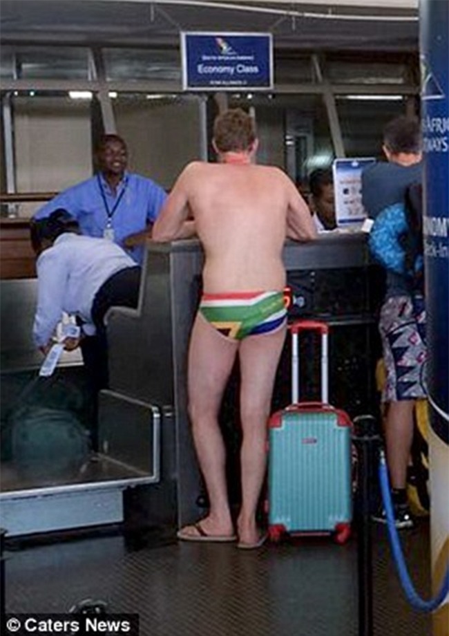 Cả sân bay Malawi xôn xao vì trang phục hớ hênh của người đàn ông này - Ảnh 1.