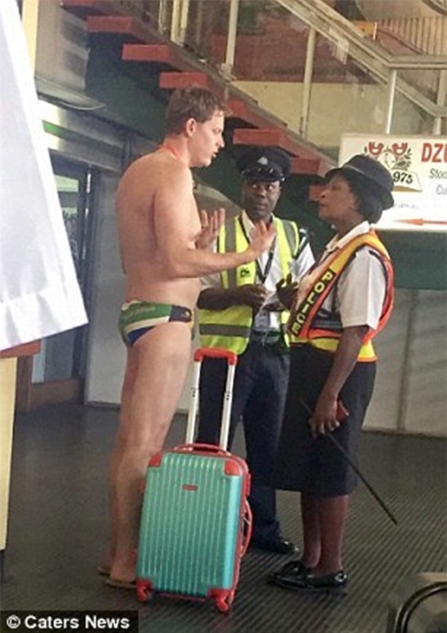 Cả sân bay Malawi xôn xao vì trang phục hớ hênh của người đàn ông này - Ảnh 2.