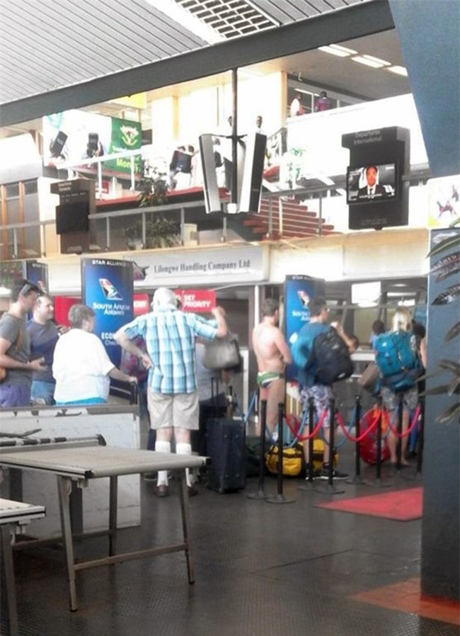 Cả sân bay Malawi xôn xao vì trang phục hớ hênh của người đàn ông này - Ảnh 3.