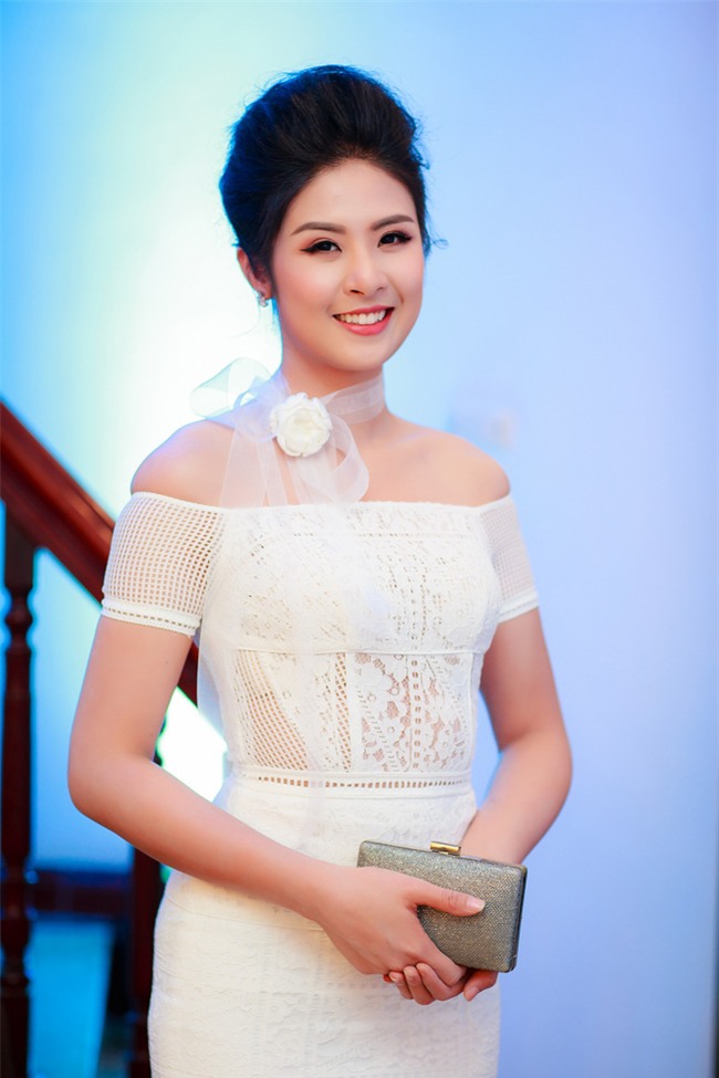 Hoa hậu Ngọc Hân vai trần gợi cảm trong ngày lạnh - Ảnh 3.