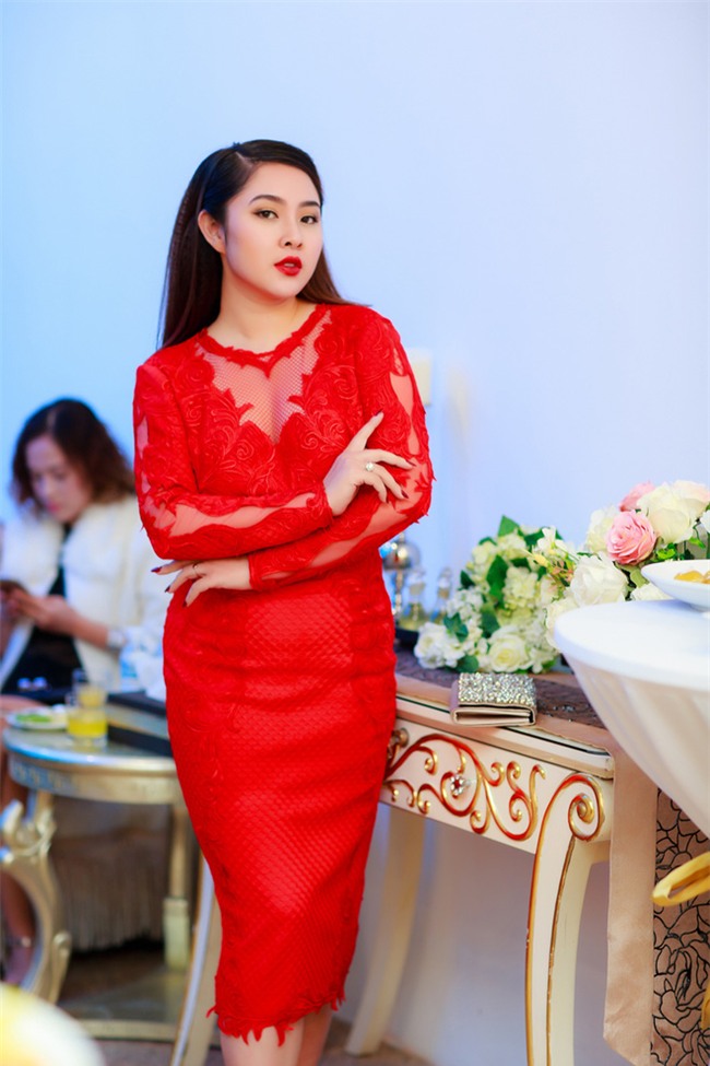 Hoa hậu Ngọc Hân vai trần gợi cảm trong ngày lạnh - Ảnh 8.