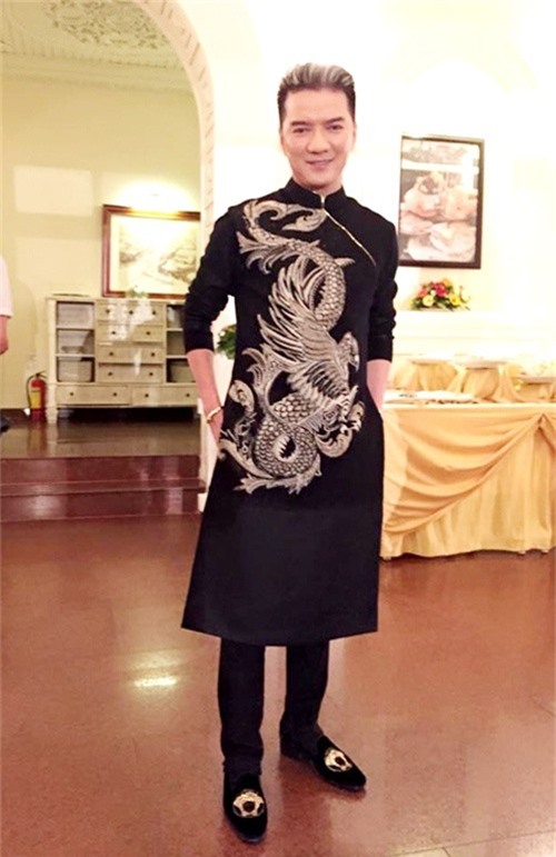 Đàm Vĩnh Hưng - 'ông hoàng' của những trang phục lấp lánh