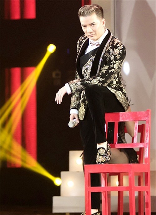 Đàm Vĩnh Hưng - 'ông hoàng' của những trang phục lấp lánh