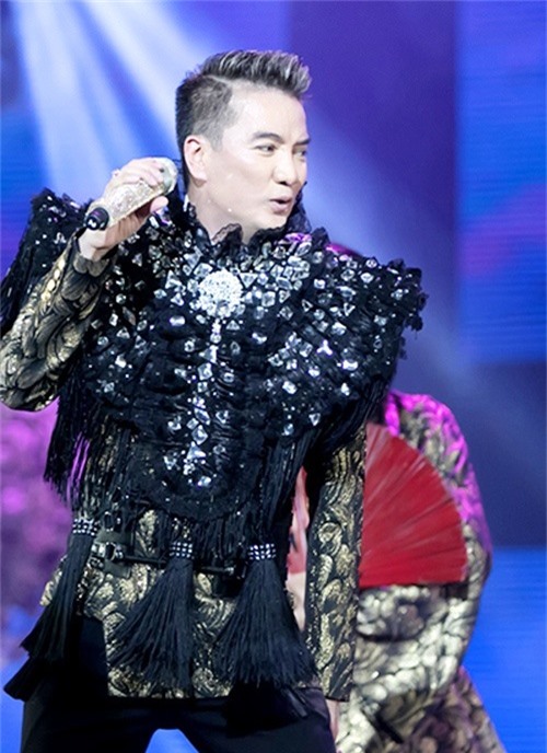 Đàm Vĩnh Hưng - 'ông hoàng' của những trang phục lấp lánh