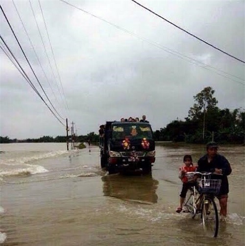 sản phụ bị roi xuóng dòng nuóc lũ, dẻ rót con giũa duòng di sinh - 1