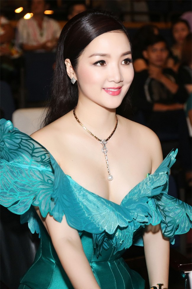 loat vay quay khoe vong mot dep ngat ngay cua my nu vbiz hinh anh 22