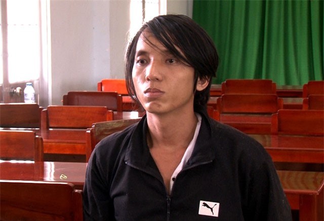 Canh sat giao thong khong che 2 ten cuop tui xach cua co gai hinh anh 1