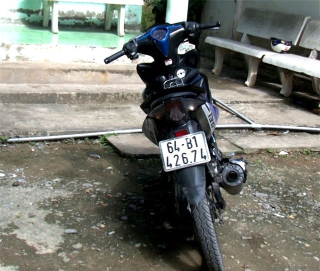 Canh sat giao thong khong che 2 ten cuop tui xach cua co gai hinh anh 2