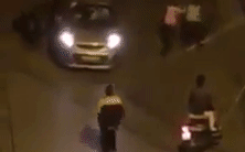 Quỳ xin lỗi bạn gái không được, chàng trai lao về phía taxi làm điều không ai ngờ