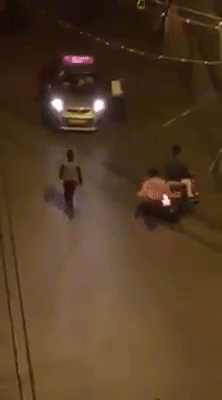 Quỳ xin lỗi bạn gái không được, chàng trai lao về phía taxi làm điều không ai ngờ - Ảnh 2.