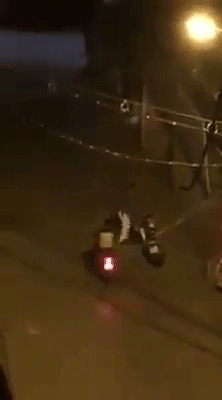 Quỳ xin lỗi bạn gái không được, chàng trai lao về phía taxi làm điều không ai ngờ - Ảnh 4.