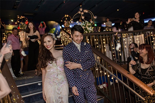 Cô dâu Việt chi gần 2 tỷ đồng bao trọn thủy cung lớn nhất thế giới làm đám cưới - Ảnh 1.