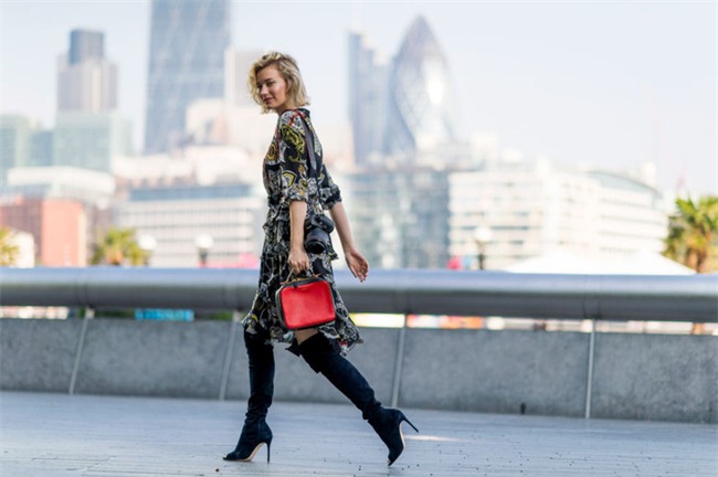 Boots cao quá gối và những cách kết hợp cô nàng nào cũng nên thử trong mùa lạnh này - Ảnh 10.