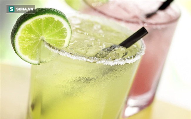 Một lát chanh cho vào đồ uống tưởng để vừa thơm vừa đẹp nhưng lại hại người dùng - Ảnh 2.