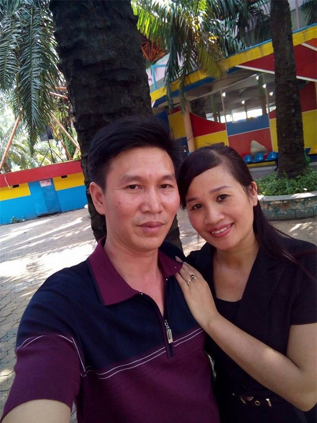Anh Vũ Đình Hiếu, chồng của chị Lê Thị Dần là người đồng hành cùng tất cả các chương trình của vợ. Ảnh: NVCC. 