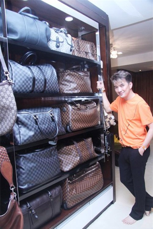 Nhìn những hình ảnh này, không ngờ Đàm Vĩnh Hưng phải trả nợ hàng tỷ cho mẹ