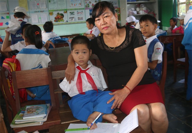 Đôi chân kỳ diệu của cậu bé mồ côi không tay ở Quảng Trị - Ảnh 11.