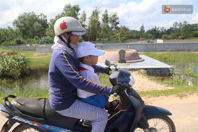 Đôi chân kỳ diệu của cậu bé mồ côi không tay ở Quảng Trị - Ảnh 6.