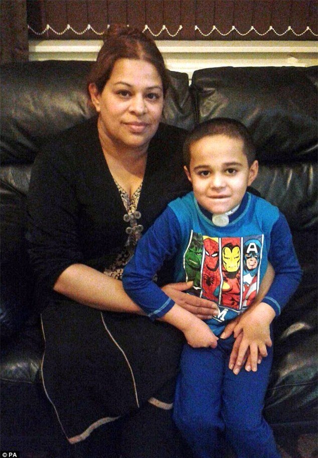 Cậu bé 6 tuổi loét miệng, bỏng dạ dày, nguy cơ câm chỉ vì uống một chai nước trong siêu thị - Ảnh 3.