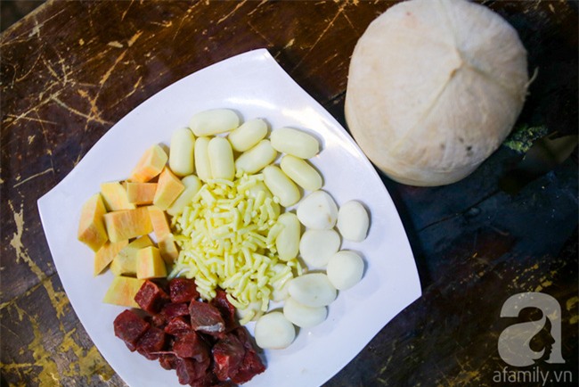 Dừa hỏa diệm sơn - món ăn vừa xuất hiện đã hứa hẹn gây bão ở Sài Gòn - Ảnh 2.